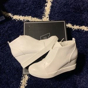 Ladies MIA Shoes Cristie WHT Size 6 Med. A shoe for all occasions💓💗